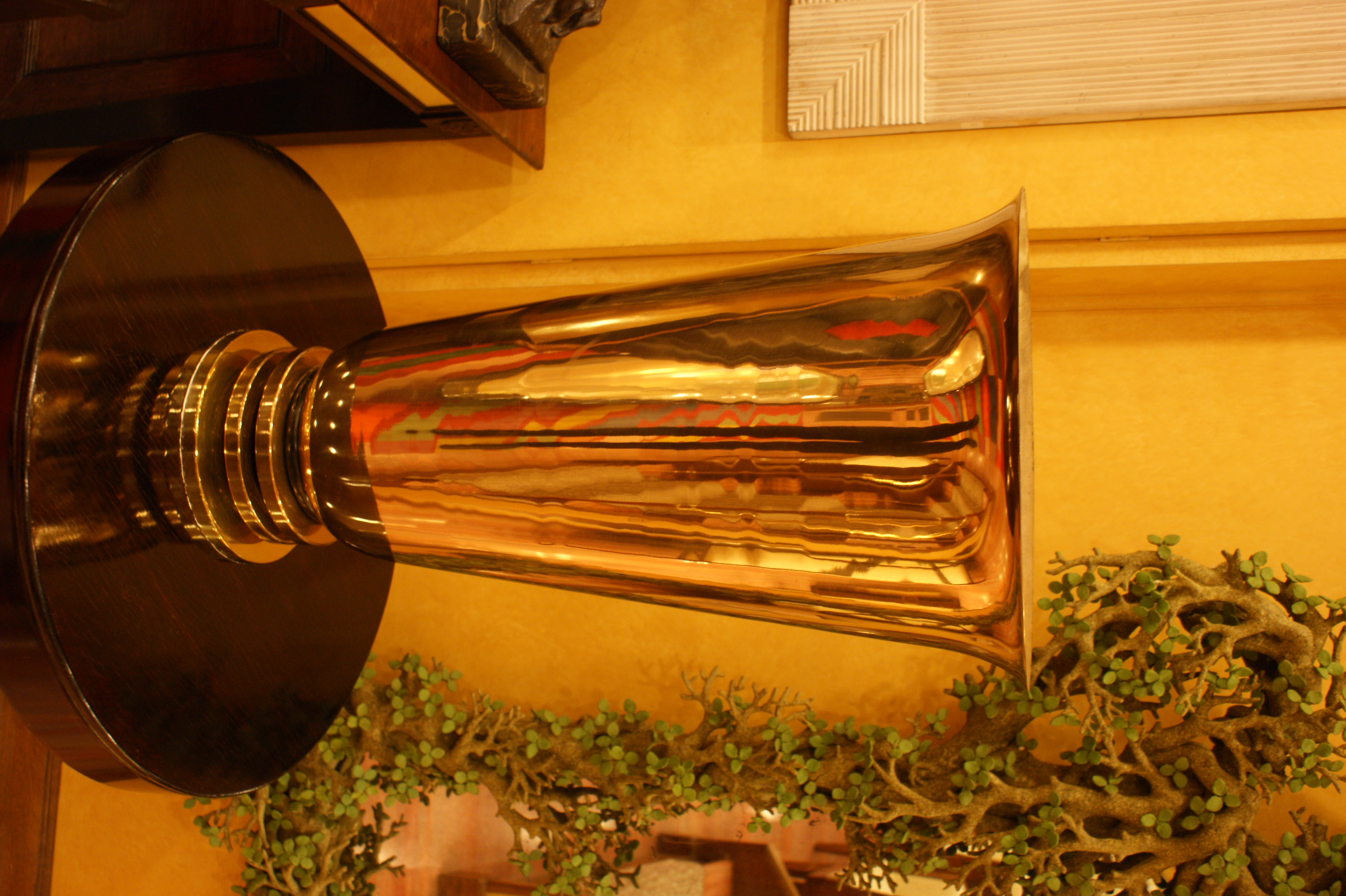 Vaso in metallo Art Decò Leleu oro del XX Secolo Pezzo di storia autentico - Robertaebasta® Art Gallery opere d’arte esclusive.
